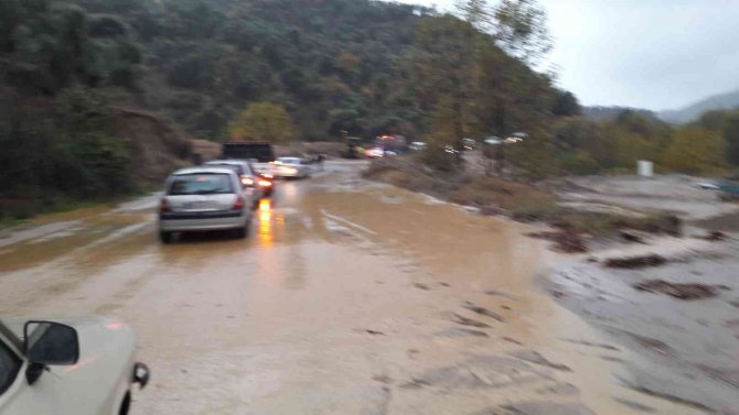 Aydın’da Şiddetli Yağış Sonrası Köşk-ödemiş Yolu Trafiğe Kapandı
