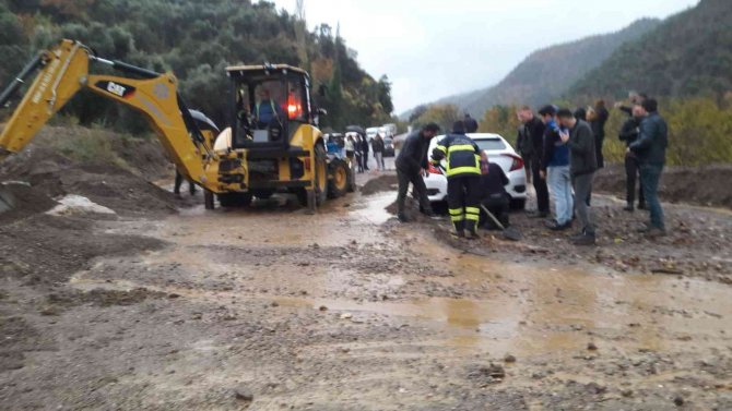 Aydın’da Şiddetli Yağış Sonrası Köşk-ödemiş Yolu Trafiğe Kapandı