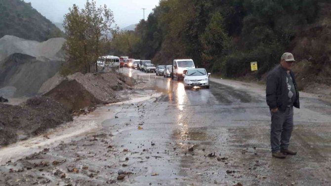 Aydın’da Şiddetli Yağış Sonrası Köşk-ödemiş Yolu Trafiğe Kapandı