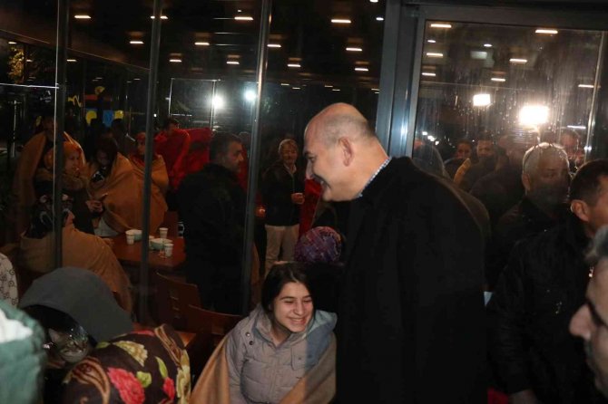 Bakan Soylu Deprem Bölgesinde: "Biraz Sonra Elektrik İle İlgili Herhangi Bir Kesinti Söz Konusu Olmayacak"