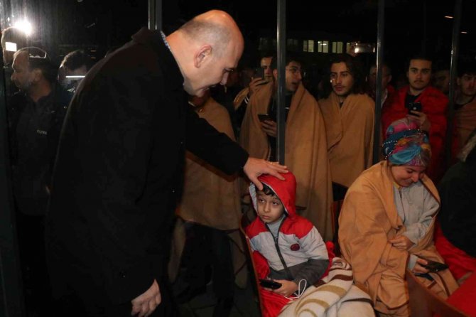 Bakan Soylu Deprem Bölgesinde: "Biraz Sonra Elektrik İle İlgili Herhangi Bir Kesinti Söz Konusu Olmayacak"
