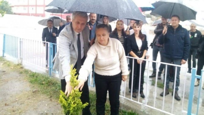 Edremit’te Eylül Ayında Vefat Eden Öğretmen Adına Okuluna Fidan Dikimi Yapıldı