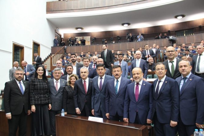 İ̇yi̇ Parti’den Ak Parti’ye Geçen Özcan’a Rozetini Cumhurbaşkanı Erdoğan Taktı