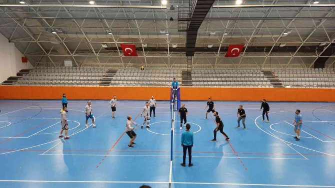 Bayburt’ta Öğretmenler Arası Voleybol Turnuvası Düzenlendi
