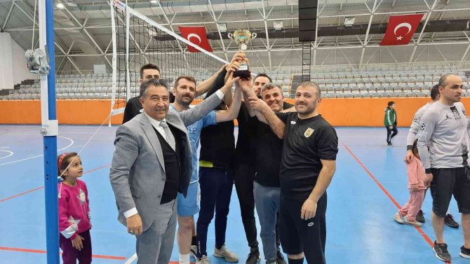 Bayburt’ta Öğretmenler Arası Voleybol Turnuvası Düzenlendi