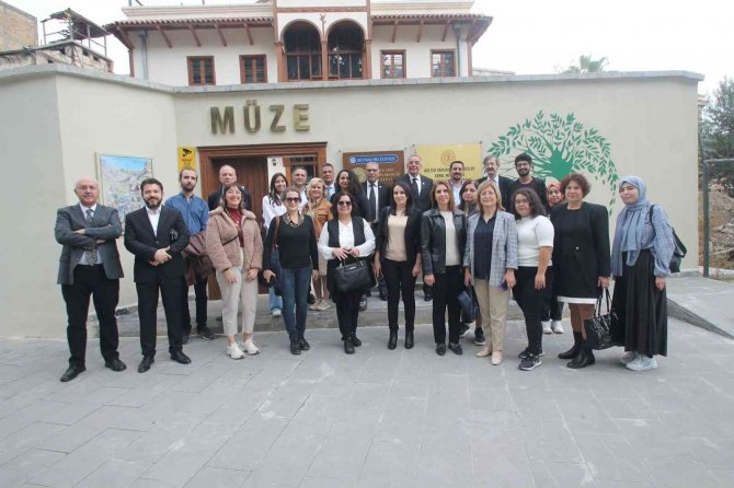 "Diş Hekimliğinin Dünü Bugünü" Sergisi Açıldı