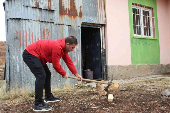 Köy Okulunu Sıcak Bir Yuvaya Dönüştürdü