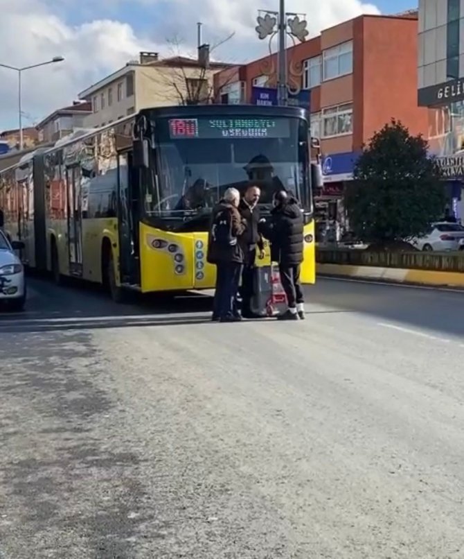 Sultanbeyli’de İ̇ett Otobüsünde Kutu Krizi: Otobüse Alınmayınca Yolu Kapattı