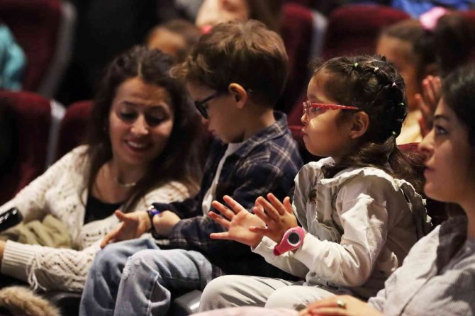 Maltepe’de Ara Tatilde 3 Bin Çocuk Tiyatroyla Buluştu