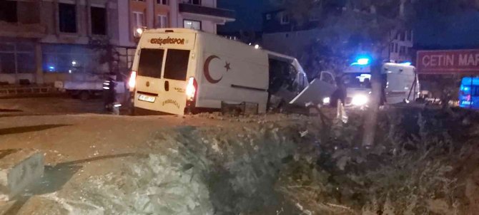 Minibüs Duvara Çarptı, Kiviler Yola Saçıldı: 1 Yaralı
