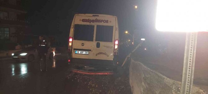 Minibüs Duvara Çarptı, Kiviler Yola Saçıldı: 1 Yaralı