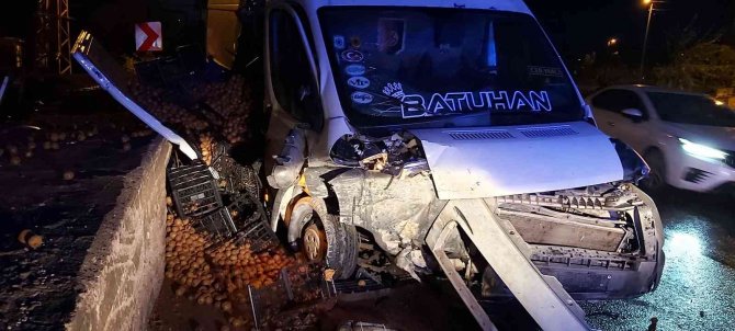 Minibüs Duvara Çarptı, Kiviler Yola Saçıldı: 1 Yaralı