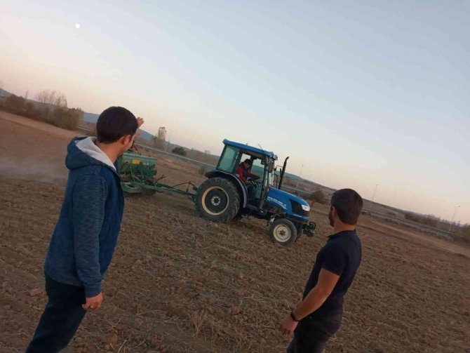 Çavdarhisar’da Öğrenciler Okula Ait 100 Dekar Alana 2 Ton Buğday Ekti