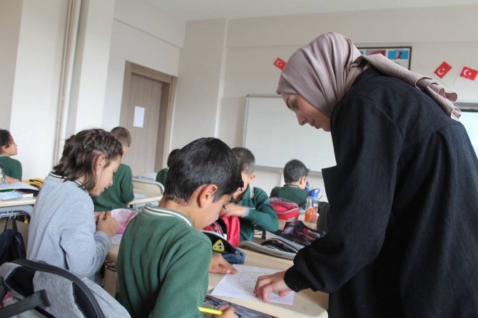 Çiçeği Burnunda Genç Köy Öğretmeni Öğrencilerine Işık Oluyor