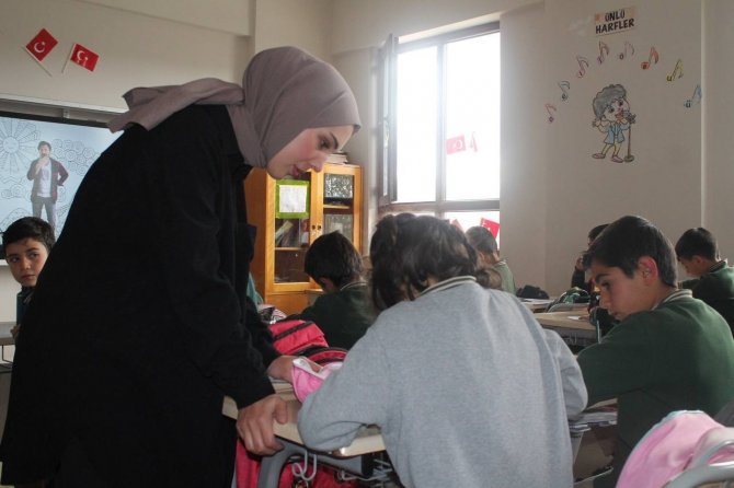 Çiçeği Burnunda Genç Köy Öğretmeni Öğrencilerine Işık Oluyor