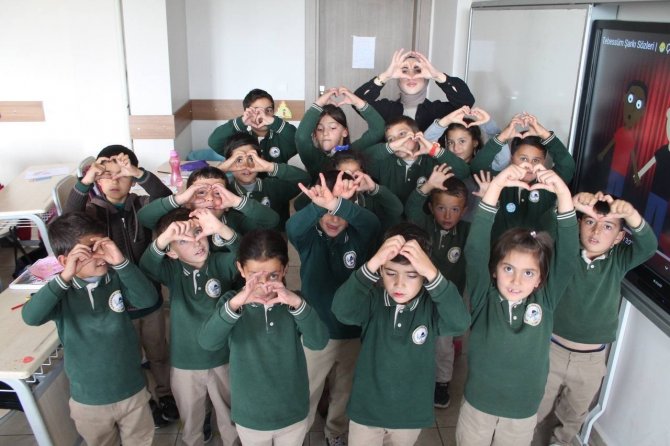 Çiçeği Burnunda Genç Köy Öğretmeni Öğrencilerine Işık Oluyor