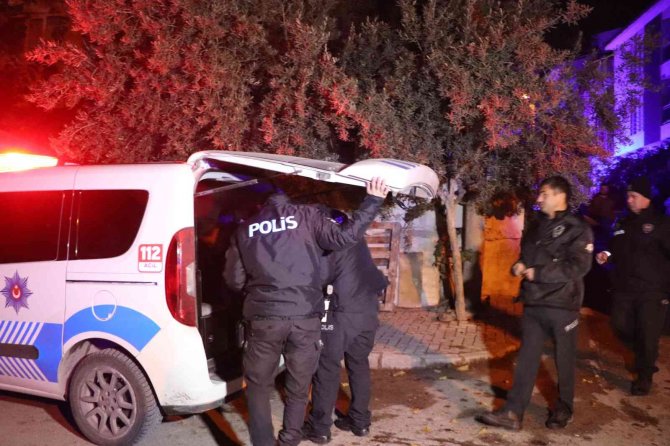 Karısının Boğazını Keserek Öldürdü