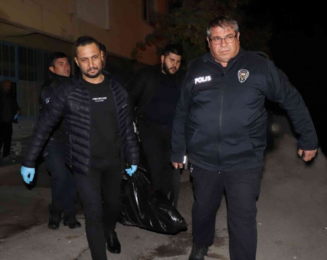 Karısının Boğazını Keserek Öldürdü