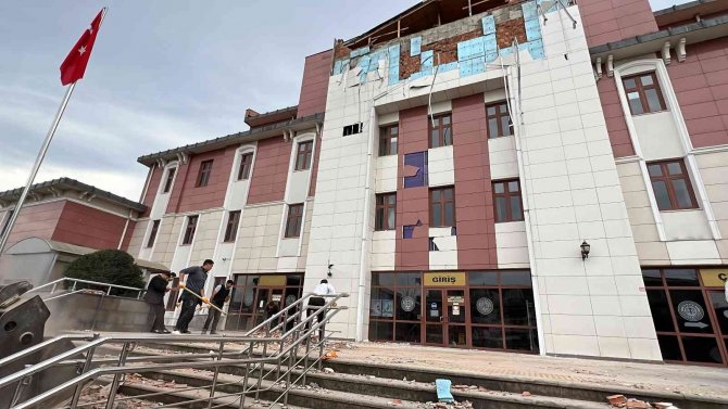 Depremde Zarar Gören Adliye Binasında Hummalı Çalışma Sürüyor