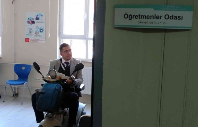 Engeli Öğretmenlik Hayalini Gerçekleştirmeye Engel Olmadı