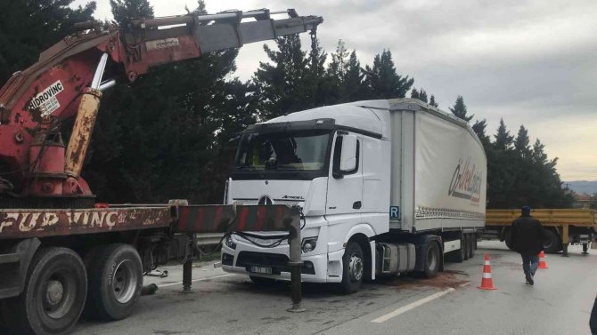 Virajı Alamayan Tır Devrildi, Trafik Felç Oldu
