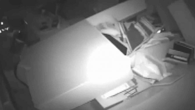Masalar Sandalyeler Hareket Etti, Devrilen Dolap Bilgisayarların Üstüne Düştü