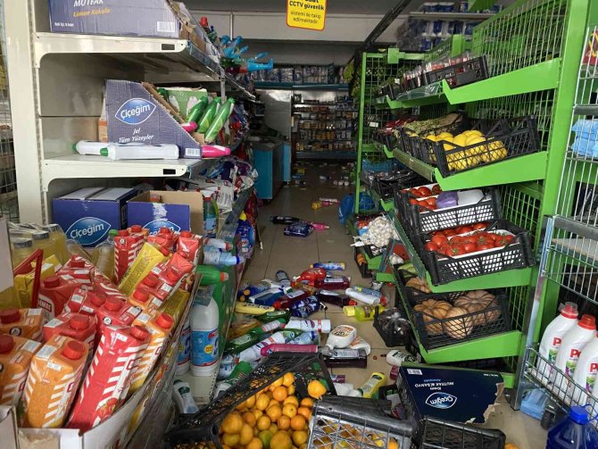 Düzce’deki Deprem Market Raflarını Yere İndirdi