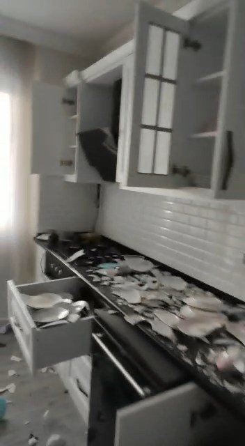 Deprem, Evi Savaş Alanına Çevirdi
