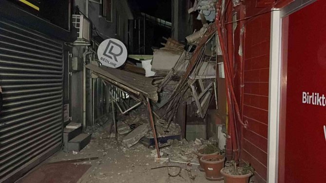 Düzce’de Depremin Ardından Bir İş Yeri Yıkıldı