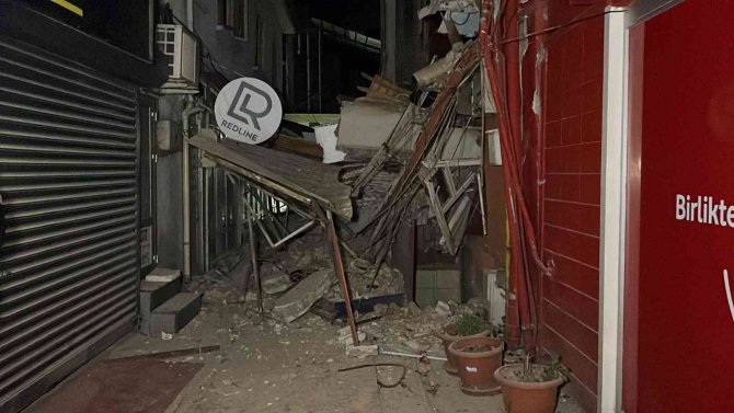 Düzce’de Depremin Ardından Bir İş Yeri Yıkıldı