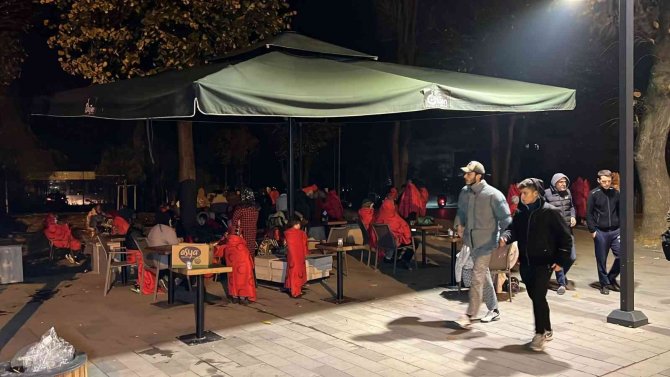 Evlerine Giremeyen Vatandaşlar Dışarıda Sabahladı