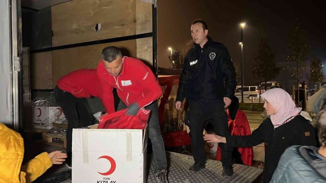 Evlerine Giremeyen Vatandaşlar Dışarıda Sabahladı