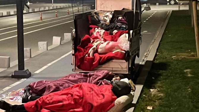 Evlerine Giremeyen Vatandaşlar Dışarıda Sabahladı