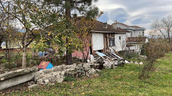 Sarsıntıya Dayanamayan Müstakil Evin Duvarı Çöktü