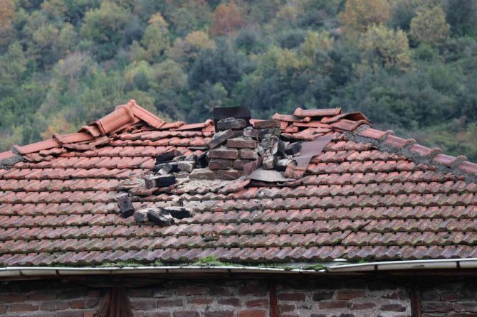 Deprem Sonrası Binadaki Hasar Gün Aydınlanınca Ortaya Çıktı