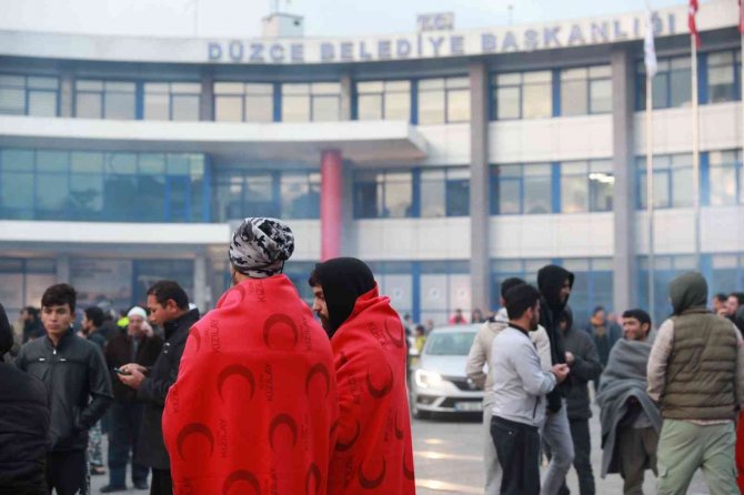 Kızılay, Düzce’de Depremden Etkilenen Vatandaşlara Gıda Ve Barınma Hizmeti Verdi