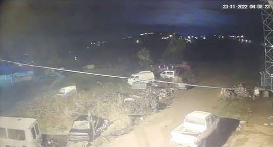 Deprem Sırasında Ortaya Çıkan Işık Güvenlik Kamerasına Yansıdı