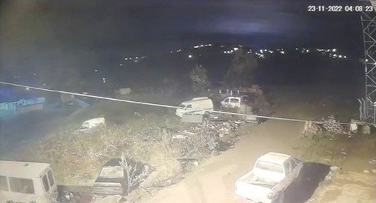 Deprem Sırasında Ortaya Çıkan Işık Güvenlik Kamerasına Yansıdı