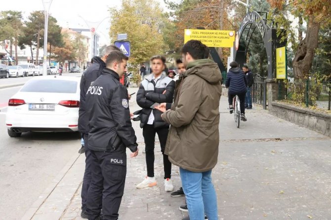 Erzincan’da Polis Ekipleri Tarafından Okul Çevrelerinde Denetimler Sürüyor