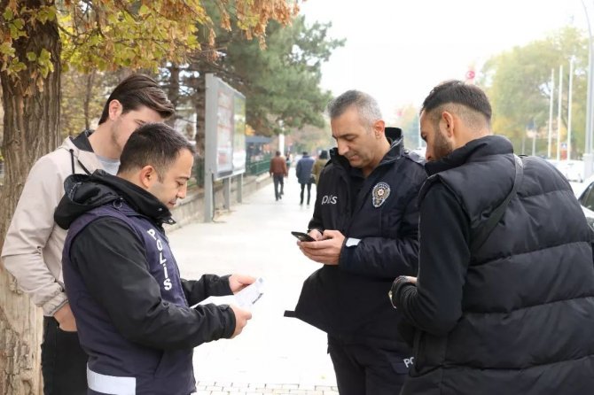 Erzincan’da Polis Ekipleri Tarafından Okul Çevrelerinde Denetimler Sürüyor
