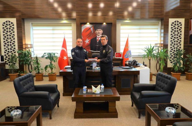 Otobüs Yangınına Müdahale Eden İki Polise Emniyet Müdürü Tuncer’den Teşekkür