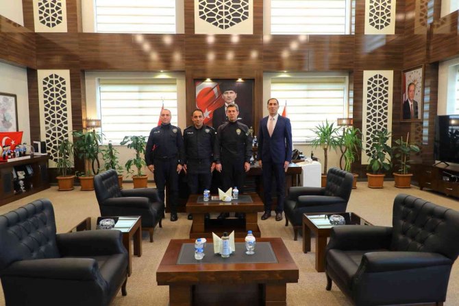 Otobüs Yangınına Müdahale Eden İki Polise Emniyet Müdürü Tuncer’den Teşekkür