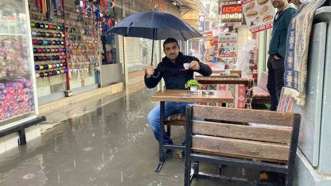 Esnaf Su Baskınıyla Uğraştı, O Kahve Keyfi Yaptı