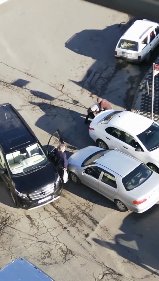 İ̇stanbul’da Bir Garip Yol Verme Kavgası: Güreşir Gibi Kavga Ettiler