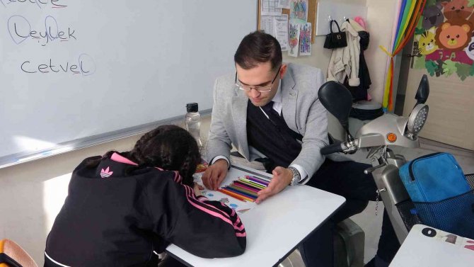 Engeli Öğretmenlik Hayalini Gerçekleştirmeye Engel Olmadı