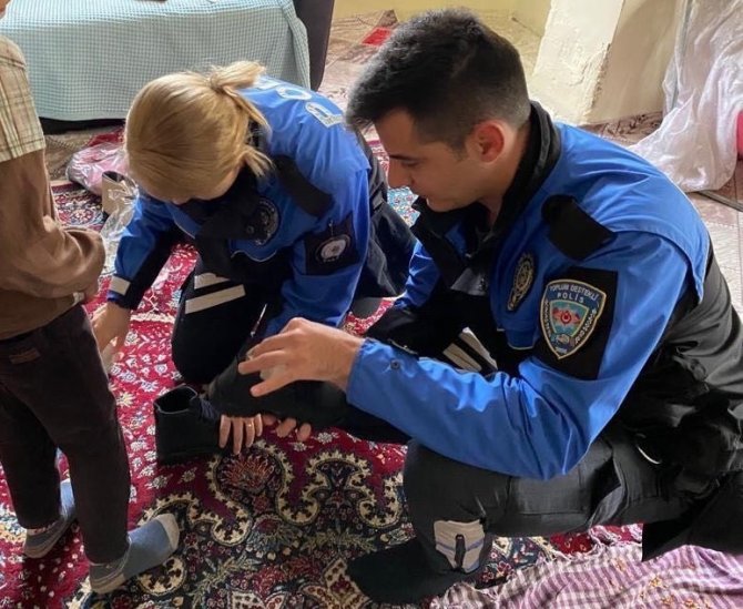 Hakkari Polisi İhtiyaç Sahibi Aileleri Sevindirmeye Devam Ediyor