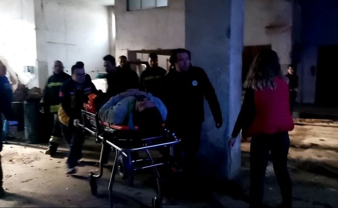 Halatı Boşalan Asansör Zemine Çakıldı, Sıkışan 2 İşçi Yaralandı