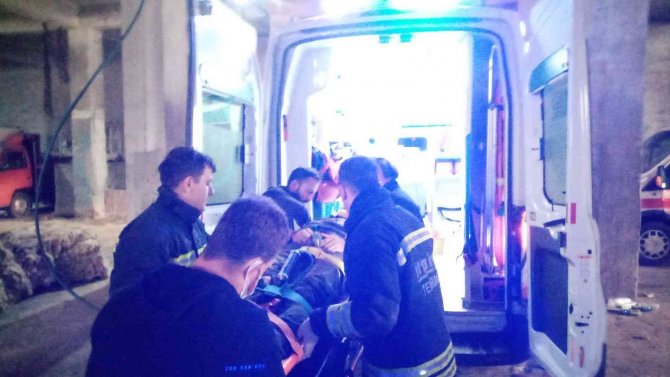 Halatı Boşalan Asansör Zemine Çakıldı, Sıkışan 2 İşçi Yaralandı