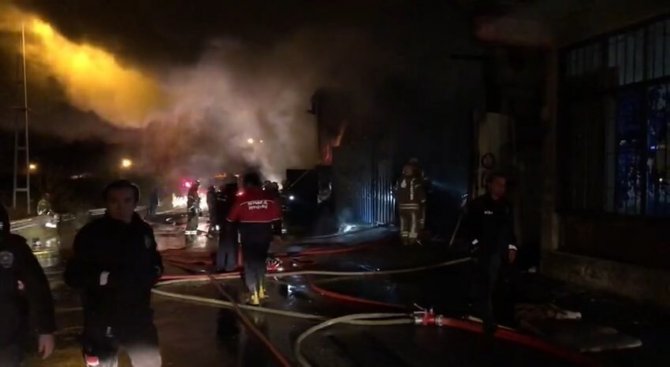 Ümraniye’de Geri Dönüşüm Deposu Alev Aldı