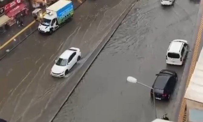 İ̇zmir’de Kuvvetli Sağanak Etkili Oluyor